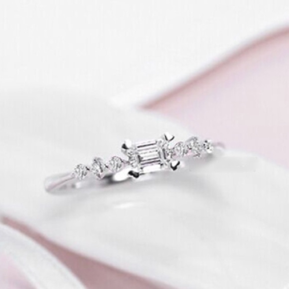 🛍SALE🛍Dainty Emerald & Round Cut White Sapphire